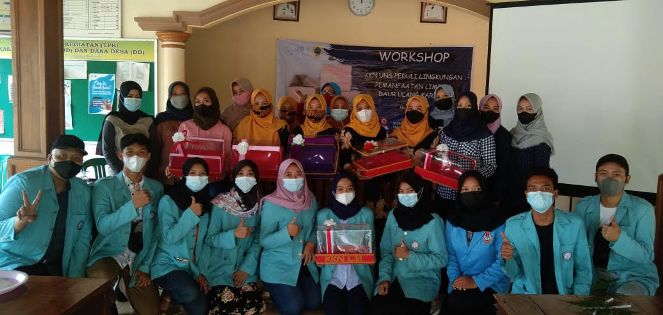 Aplikasikan Zero Waste, Mahasiswa KKN 53 Desa Bancak Adakan Workshop Pengolahan Limbah Kardus