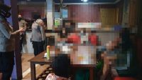 Razia-Karaoke-Polisi-Jaring-Puluhan-Pengunjung.jpg Razia Karaoke, Polisi Jaring Puluhan Pengunjung