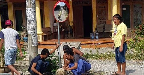 Antisipasi Kecelakaan, Pemuda Desa Baleadi Sukolilo Pasang Safety Mirror