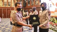 Bripka-Septi-Bhabinkamtibmas-Wanita-Satu-Satunya-di-Pati-yang-Peroleh-Penghargaan-Kapolda-Jateng.jpg Sosok Bripka Septi, Bhabinkamtibmas Wanita Satu-Satunya di Pati yang Dapat Penghargaan Kapolda Jateng