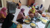 KKN Cakranawa IPMAFA Ajak Warga Plaosan Buat Selai Nanas Home Made