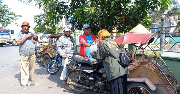 KKN Madani Ipmafa Lakukan Aksi Solidaritas di Alun - Alun Tayu