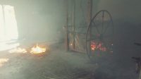 Kebakaran-Gudang-Kapuk-di-Karaban-Kerugian-Ditaksir-200-Juta.jpg Kebakaran Gudang Kapuk di Karaban, Kerugian Ditaksir 200 Juta