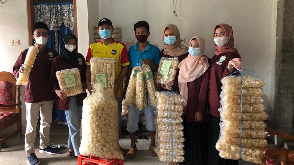 Melihat Usaha Kerupuk Kulit di Desa Bodeh