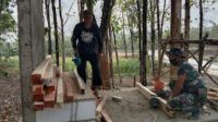 Miliki Latarbelakang Sarjana Tekhnik, Kades Karangawen Tambakromo Kerab Bantu Satgas TMMD