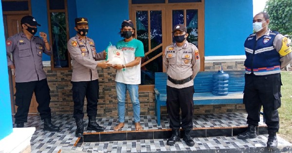 Polsek Jakenan Bagikan 20 Paket Bantuan untuk Pekerja Seni di Bungasrejo