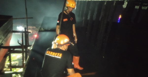 Tim Damkar Pati Bersama Relawan BARRETA Atasi Kebakaran Kapal di Juwana