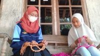 Asah Kreasi Mahasiswa, KKN RDR UIN Walisongo Semarang Ikuti Program Usaha Desa Membuat Tas Rajut