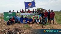 Bersama Kelompok Karangtaruna, Tim KKN RDR 77 UIN Walisongo Tanam Mangrove di Pantai Bulumanis Kidul