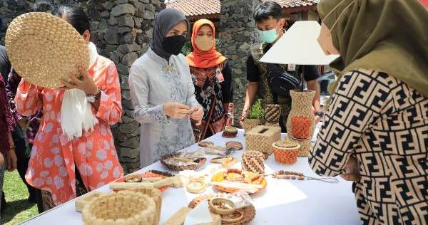 Istri Gubernur Kepincut Kerajinan Bonggol Jagung Karya Warga Pati