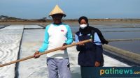 Melihat Proses Pembuatan Garam di Wedarijaksa