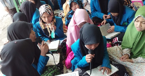 Menampilkan Wajah Islam Melalui Tradisi Shalawat Barzanji