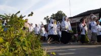 Peringati Hari Santri dan Maulid Nabi, Pemuda Desa Asempapan Gelar Jalan Sehat
