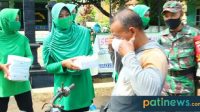 Selain Berbagi Nasi Siap Saji, Persit Kodim Pati Juga Berbagi Masker Kepada Pengguna Jalan
