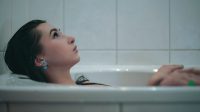 5 Tips Melakukan Aktivitas Seksual di Kamar Mandi, Tetap Hati-hati!