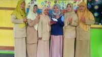 Foto Bersama Guru TK Pertiwi dengan Mahasiswa KKN UIN Walisongo