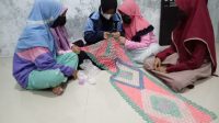 Pelatihan daur ulang sampah plastik yang dilakukan mahasiswa KKN bersama anak-anak