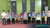 9 Tendik MTsN 1 Pati Terima Penghargaan Kepala Madrasah