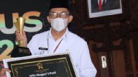 Kepala MTsN 1 Pati Terima Award dari Surat Kabar Nasional