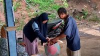 Mahasiswa KKN RDR 77 UIN Walisongo Bantu Penyaluran BPNT desa Jepalo