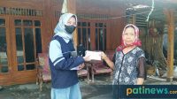 Mahasiswi KKN UIN Walisongo Berbagi Masker Kepada Warga Desa Karangrejo Pucakwangi