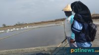 Mahasiswi UIN Walisongo Semarang asal Pati Kunjungi Tempat Pembuatan Garam