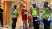 Satlantas Polres Pati Edukasi Prokes di Swalayan