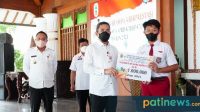 Serahkan Beasiswa, Bupati Pati Upayakan Percepatan Vaksinasi 12 Tahun ke Atas