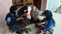 Pembuatan Konektor Masker dengan Menggunakan Kain Perca
