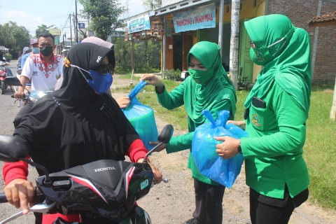 Persit KCK Cabang XXXIX Kodim Pati Bersama Persit Ranting 18 Koramil Pucakwangi Bagikan 50 Paket Sembako