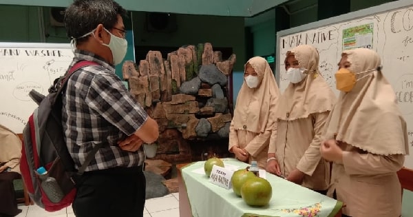 Akhiri Semester Gasal, MTs NU Banat Kudus Gelar Bazar Riset
