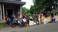 Atasi Tanggul Jebol, Danramil Tambakromo Sigap Kerahkan Anggotanya