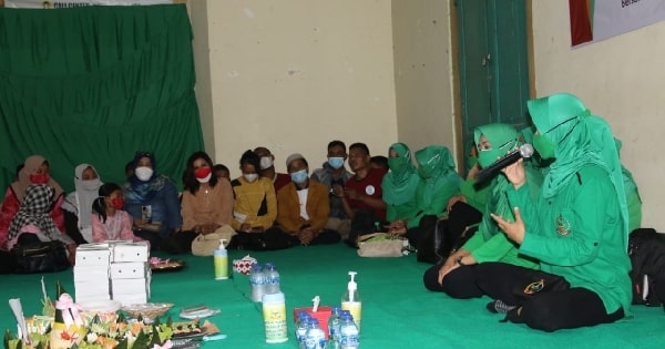 Gandeng PPDI, Persit Bagikan Ratusan Nasi Kotak