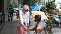Seorang Warga Sekitar Memberi Sedekah Kepada Pengemis