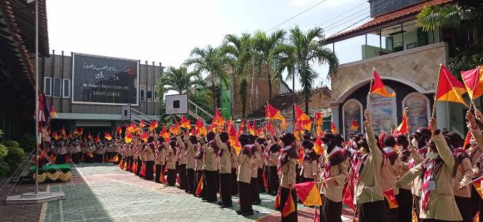 Gelar Penerimaan Penggalang, Pramuka MTs NU Banat Kudus Belajar Kepemimpinan 