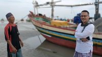 Ombak Besar, Nelayan Pencari Rajungan Ini Tak Bisa Melaut