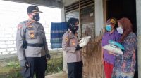 Polres Pati Bagikan Paket Sembako Kepada Masyarakat