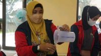 Mahasiswa KKN UPGRIS Gelar Pelatihan Pembuatan Hand Sanitizer untuk Warga Dusun Sodong
