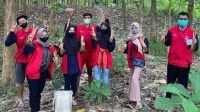 Mahasiswa KKN UPGRIS Tanam Rumput Vetiver Untuk Mencegah Tanah Longsor dan Erosi di Desa Tegalwero