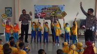 Polisi-Sahabat-Anak-Polantas-Pati-Berikan-Edukasi-di-PAUD.jpg Polisi Sahabat Anak, Polantas Pati Berikan Edukasi di PAUD