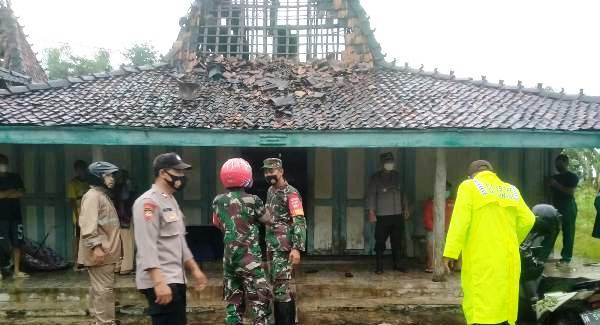 Angin Puting Beliung Rusak 52 Rumah di Desa Bringinwareng Winong