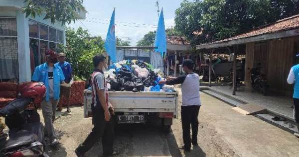 Peduli Banjir di Batangan, Partai Gelora Bagikan 800 Paket Sembako