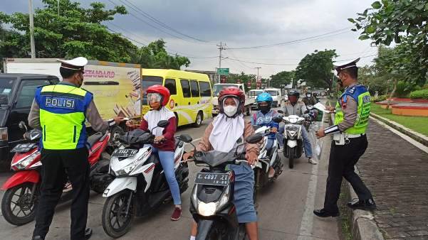 Satlantas Polres Pati Bagikan Masker Kepada Pengguna Jalan