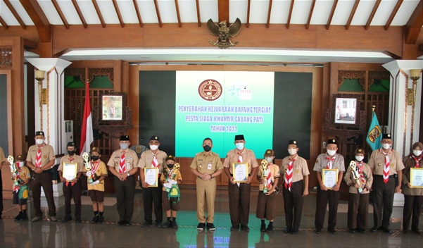 Bupati Serahkan Penghargaan Barung Tergiat Pesta Siaga Kwartir Cabang Pati