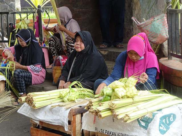Penjual janur atau daun kelapa muda paling lama di Pasar Puri Pati yang sampai sekarang masih melakukan hal itu, adalah Mbah Sutarmi (no 3 dari kiri), warga Gunungrowo, Desa Sitiluhur, Kecamatan Gembong.(Foto:SN/aed) Penjual janur atau daun kelapa muda paling lama di Pasar Puri Pati yang sampai sekarang masih melakukan hal itu, adalah Mbah Sutarmi (no 3 dari kiri), warga Gunungrowo, Desa Sitiluhur, Kecamatan Gembong.(Foto:SN/aed)