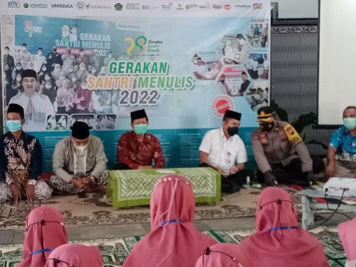 Pemateri Gerakan Santri Menulis dari Pemimpin Redaksi ''Suara Merdeka'' Gunawan Permadi (tengah) bersama Bupati Haryanto, jajaran Muspika Kecamatan Sukolilo dan pengasuh Pondok Pesantren Miftahul Khoir Desa Prawoto, Kecamatan Sukolilo.(Foto:SN/dok-lan) Pemateri Gerakan Santri Menulis dari Pemimpin Redaksi ''Suara Merdeka'' Gunawan Permadi (tengah) bersama Bupati Haryanto, jajaran Muspika Kecamatan Sukolilo dan pengasuh Pondok Pesantren Miftahul Khoir Desa Prawoto, Kecamatan Sukolilo.(Foto:SN/dok-lan)