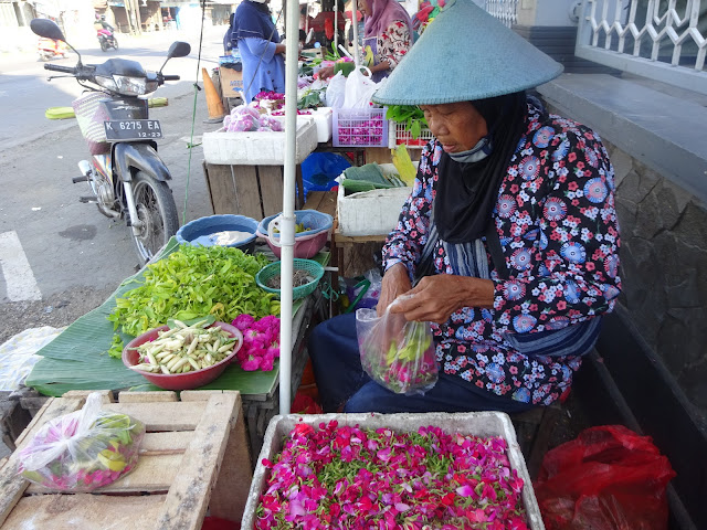 Penjual kembang untuk ziarah kubur, Mbah Siti Sarifah, asal Kragan, Rembang yang selama ini mangkal di pinggir jalan raya, sisi kanan belakang Masjid Besar Juwana.(Foto:SN/aed) Penjual kembang untuk ziarah kubur, Mbah Siti Sarifah, asal Kragan, Rembang yang selama ini mangkal di pinggir jalan raya, sisi kanan belakang Masjid Besar Juwana.(Foto:SN/aed)