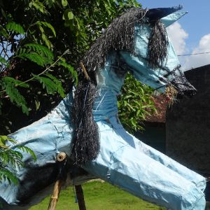 Hasil kreativitas para remaja atau juga ada yang sengaja membuatnya dengan cara memesan kepada ahlinya, baik itu dalam bentuk burung maupun binatang purba lainnya, memang menjadi kegemaran untuk diarak dalam takbir keliling, meskipun akhirnya harus menjadi sampah dan di tempatkan di pinggir jalan raya antara Juwana-Wedarijaksa-Trangkil.(Foto:SN/aed)