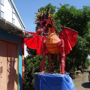 Replika yang masih bisa ditemui sisa sampahnya di pinggir jalan raya Juwana-Wedarijaksa-Trangkil, adalah makhluk-makhluk aneh yang diarak dalam takbir keliling, termasuk satu di antaranya (yang hitam) disebut sebagai pencabut nyawa.(Foto:SN/aed)