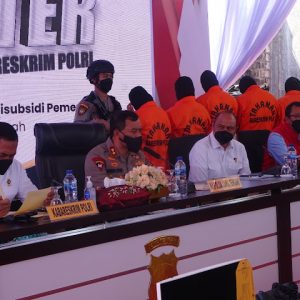 Saat Dirtipidter Bareskrim Polri memberikan keterangan kepada awak media, diu TKP lingkungan gudang di Desa Dukuhmulyo, Kecamatan Jakenan, Pati, Jawa Tengah, Selasa (24/Mei) 2022 hari ini.(foto:SN/aed)